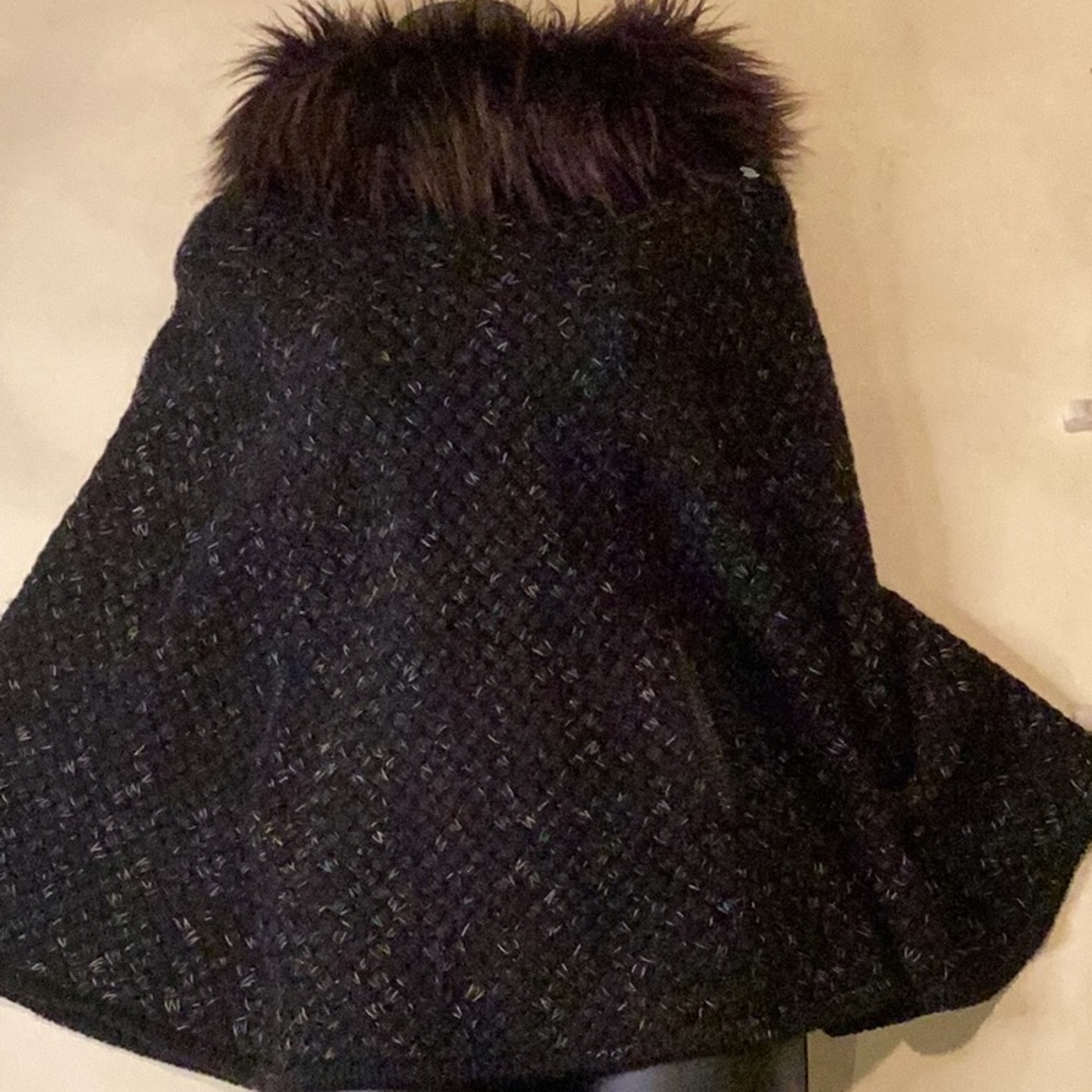 Steve Madden faux fur black weaved poncho Sz. OSFA